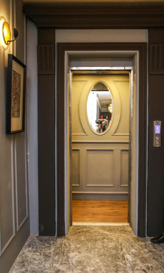 Ambiance Boutique Art Hotel Lahore Bagian luar foto A mirror in a lift