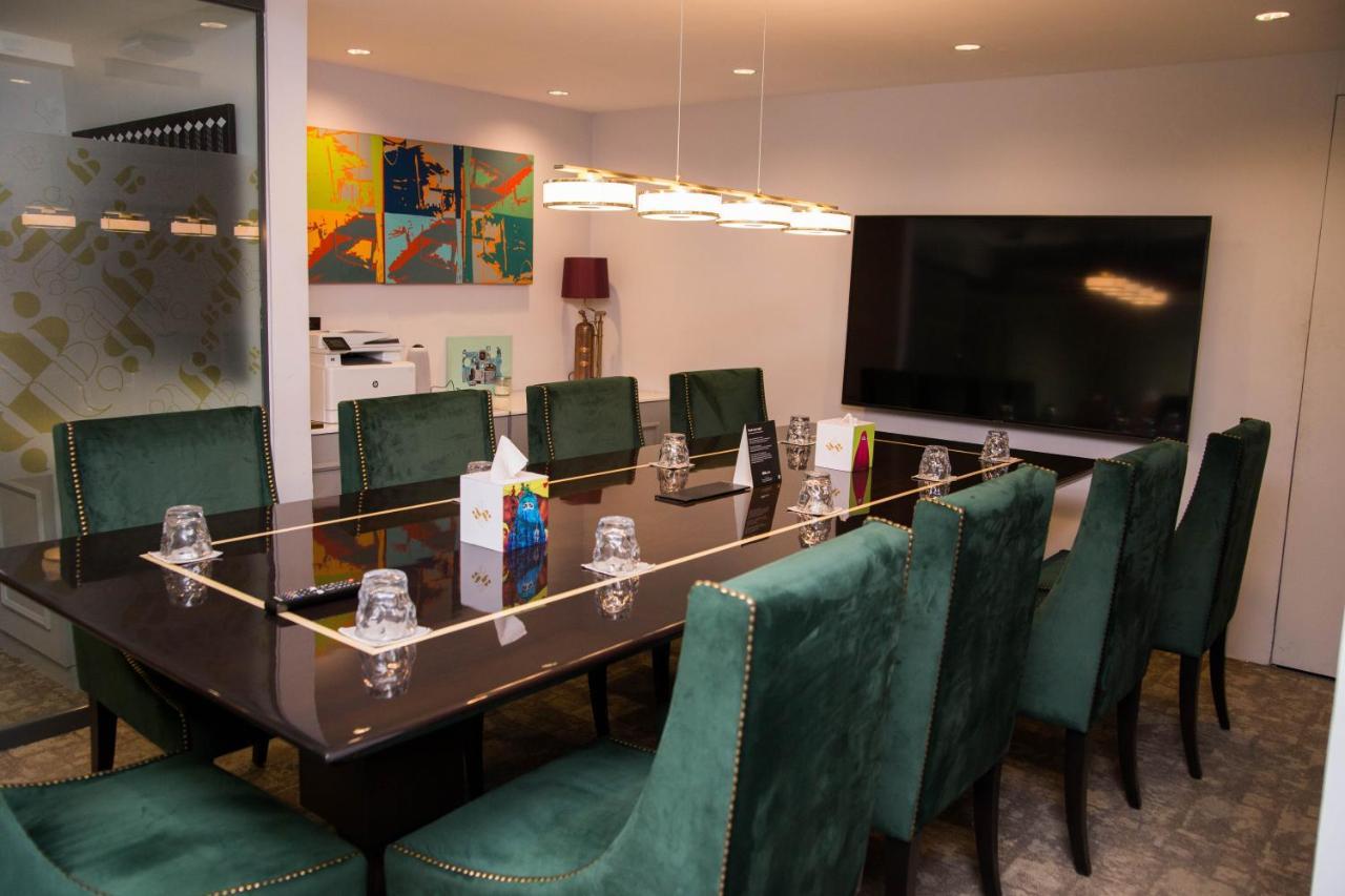 Ambiance Boutique Art Hotel Lahore Bagian luar foto The boardroom at the 2018 edition of the World Economic Forum on the Middle East, Africa and Eurasia