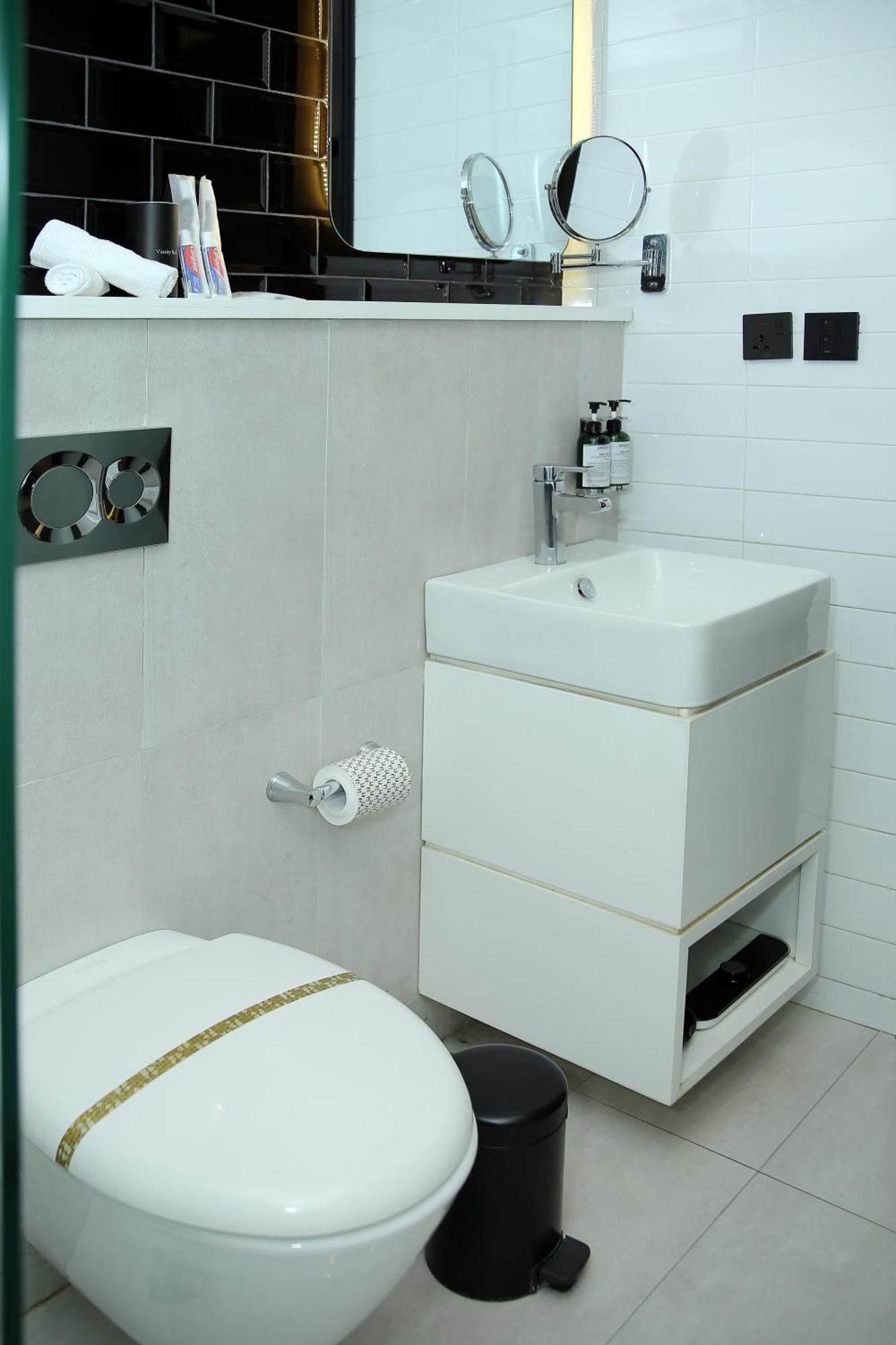 Ambiance Boutique Art Hotel Lahore Ruang foto A modern bathroom
