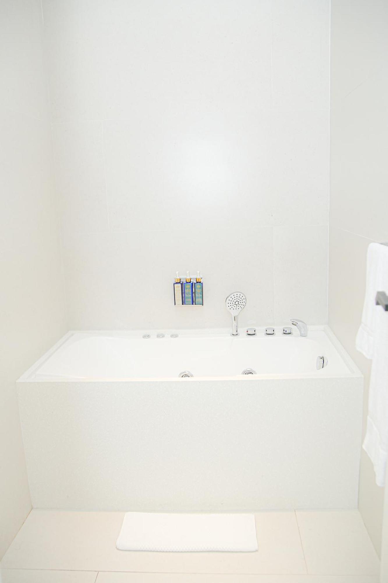 Ambiance Boutique Art Hotel Lahore Ruang foto A shower tray