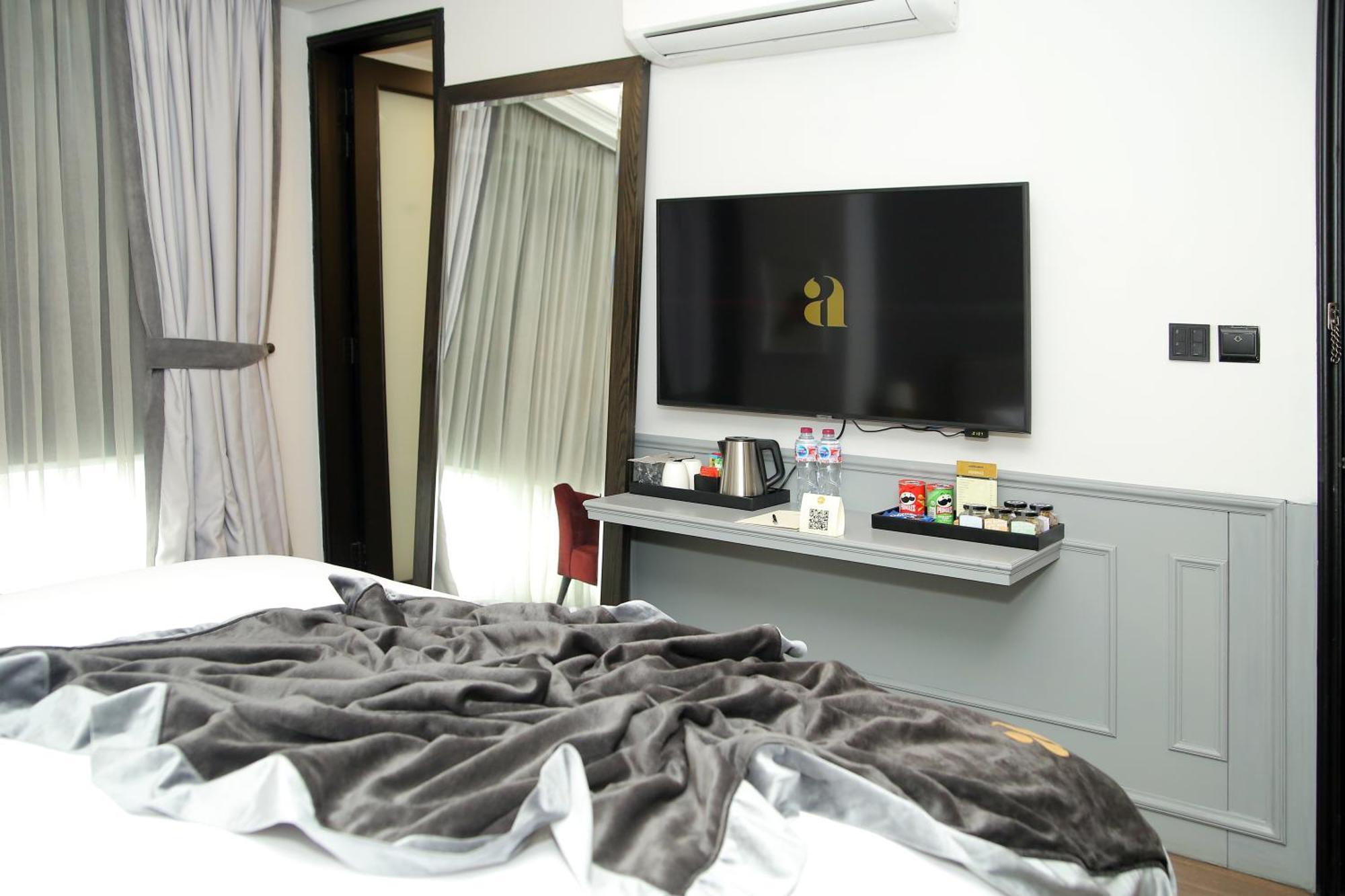 Ambiance Boutique Art Hotel Lahore Ruang foto A television in a hotel room