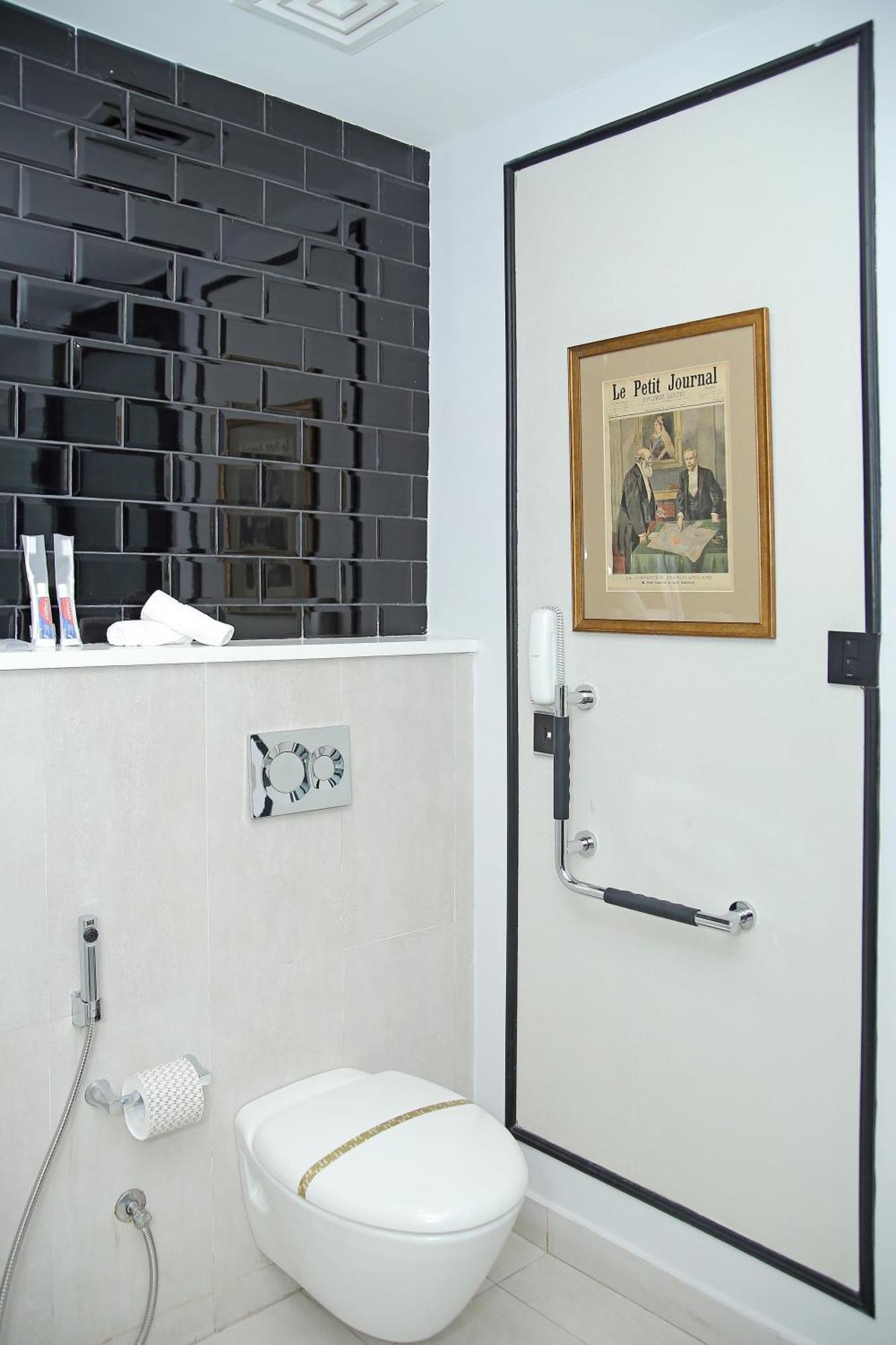 Ambiance Boutique Art Hotel Lahore Ruang foto A concealed shower valve